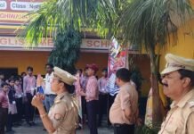 हरपुर पकड़ी में ट्रैफिक जागरूकता रैली निकाली गई:पुलिस और शिक्षकों की अगुवाई में बच्चों ने नारों से लोगों को नियमों के प्रति जागरूक किया हरपुर पकड़ी में ट्रैफिक जागरूकता रैली निकाली गई:पुलिस और शिक्षकों की अगुवाई में बच्चों ने नारों से लोगों को नियमों के प्रति जागरूक किया