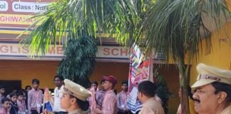 हरपुर पकड़ी में ट्रैफिक जागरूकता रैली निकाली गई:पुलिस और शिक्षकों की अगुवाई में बच्चों ने नारों से लोगों को नियमों के प्रति जागरूक किया हरपुर पकड़ी में ट्रैफिक जागरूकता रैली निकाली गई:पुलिस और शिक्षकों की अगुवाई में बच्चों ने नारों से लोगों को नियमों के प्रति जागरूक किया