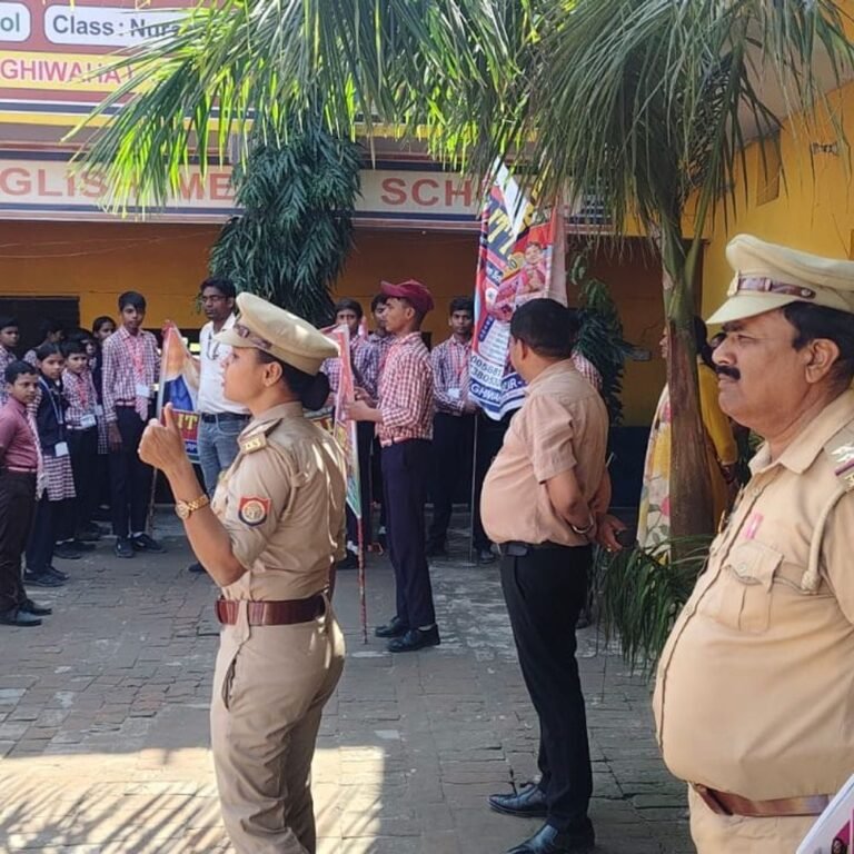 हरपुर पकड़ी में ट्रैफिक जागरूकता रैली निकाली गई:पुलिस और शिक्षकों की अगुवाई में बच्चों ने नारों से लोगों को नियमों के प्रति जागरूक किया