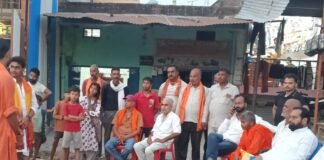 नुक्कड़ नाटक में दिखाया मोदी के 25 साल का सफर:गुजरात भूकंप राहत से उज्ज्वला योजना तक, उपलब्धियों और योजनाओं का मंचन नुक्कड़ नाटक में दिखाया मोदी के 25 साल का सफर:गुजरात भूकंप राहत से उज्ज्वला योजना तक, उपलब्धियों और योजनाओं का मंचन