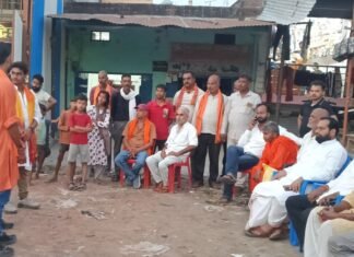 नुक्कड़ नाटक में दिखाया मोदी के 25 साल का सफर:गुजरात भूकंप राहत से उज्ज्वला योजना तक, उपलब्धियों और योजनाओं का मंचन नुक्कड़ नाटक में दिखाया मोदी के 25 साल का सफर:गुजरात भूकंप राहत से उज्ज्वला योजना तक, उपलब्धियों और योजनाओं का मंचन