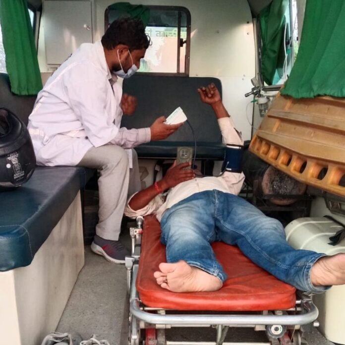भैंस सामने आने से बाइक सवार युवक गंभीर-रूप से घायल:महराजगंज में अनियंत्रित होकर गिरी बाइक, जिला अस्पताल में भर्ती