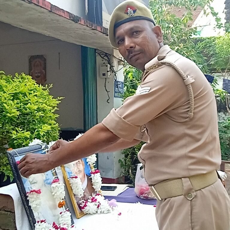नासिरगंज पुलिस चौकी पर गांधी-शास्त्री जयंती मनाई गई:पुलिस स्टाफ ने दी श्रद्धांजलि, चौकी प्रभारी ने दिलाई जनसेवा की शपथ