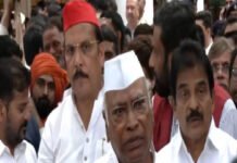 लोकतांत्रिक अधिकारों को लगातार कमजोर कर रही सरकार: राहुल और खड़गे का आरोप