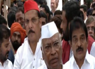 लोकतांत्रिक अधिकारों को लगातार कमजोर कर रही सरकार: राहुल और खड़गे का आरोप
