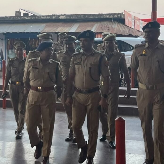 लेहड़ा मंदिर पर डीआईजी का औचक निरीक्षण:शारदीय नवरात्र मेले की सुरक्षा व्यवस्था का लिया जायजा, संदिग्धों पर नजर रखने के निर्देश दिए