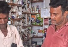 गौर बाजार में युवक ने अपने खर्च पर लगवाईं लाइटें:जनहित में की पहल, बाजार में आने-जाने वालों को मिलेगी सुविधा गौर बाजार में युवक ने अपने खर्च पर लगवाईं लाइटें:जनहित में की पहल, बाजार में आने-जाने वालों को मिलेगी सुविधा