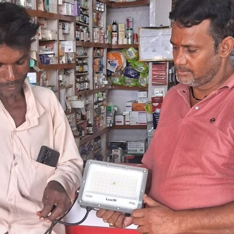 गौर बाजार में युवक ने अपने खर्च पर लगवाईं लाइटें:जनहित में की पहल, बाजार में आने-जाने वालों को मिलेगी सुविधा