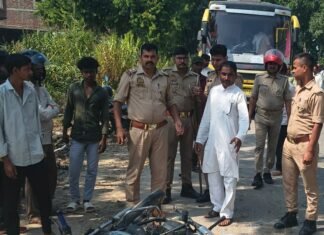 बस-बाइक की टक्कर में बाइक सवार गंभीर घायल:चिल्हिया थाना क्षेत्र में हादसा, जिला अस्पताल में भर्ती, हालत गंभीर बस-बाइक की टक्कर में बाइक सवार गंभीर घायल:चिल्हिया थाना क्षेत्र में हादसा, जिला अस्पताल में भर्ती, हालत गंभीर