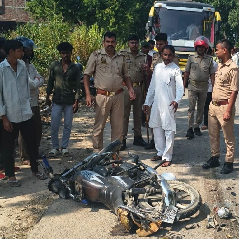 बस-बाइक की टक्कर में बाइक सवार गंभीर घायल:चिल्हिया थाना क्षेत्र में हादसा, जिला अस्पताल में भर्ती, हालत गंभीर