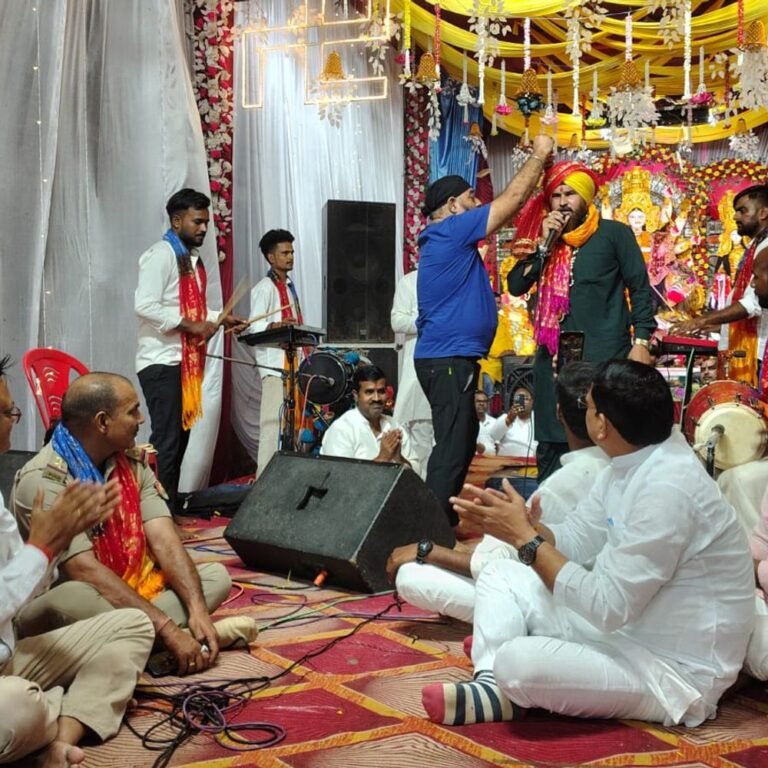 श्री राम कृष्ण नगर में 'बड़ी महारानी' का भव्य जागरण:नानपारा में नवदुर्गा पूजा समिति ने कराया भव्य आयोजन, भजनों व झांकियों पर झूमे श्रद्धालु