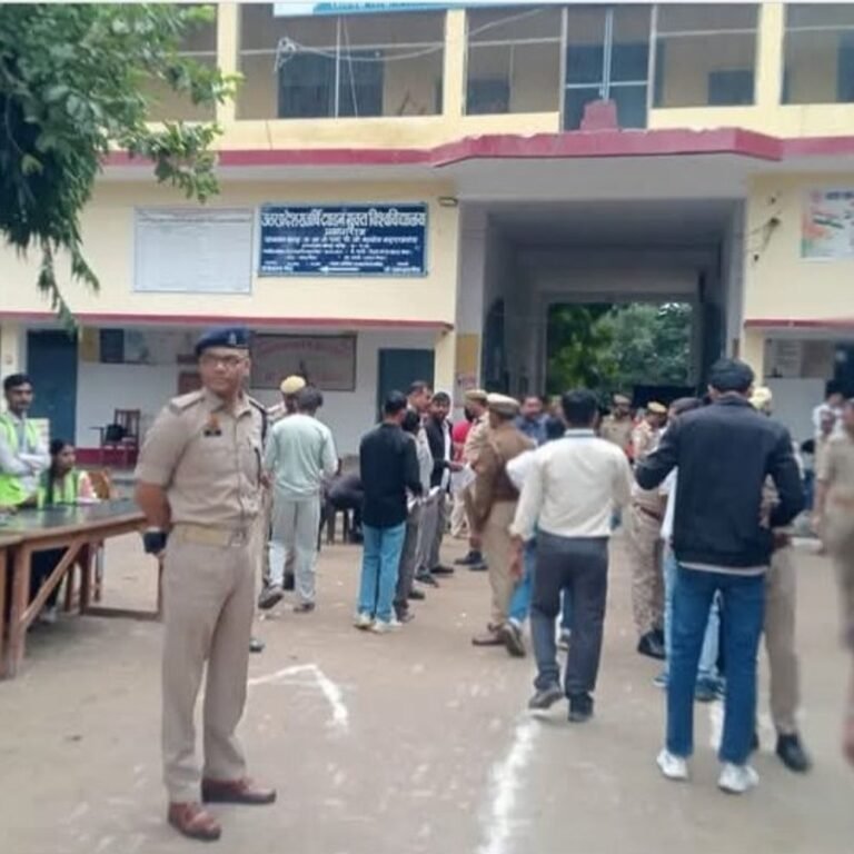 एएसपी सिद्धार्थ ने PET केंद्रों का किया निरीक्षण:महराजगंज में दूसरे दिन की पहली पाली के दौरान सुरक्षा व्यवस्था परखी