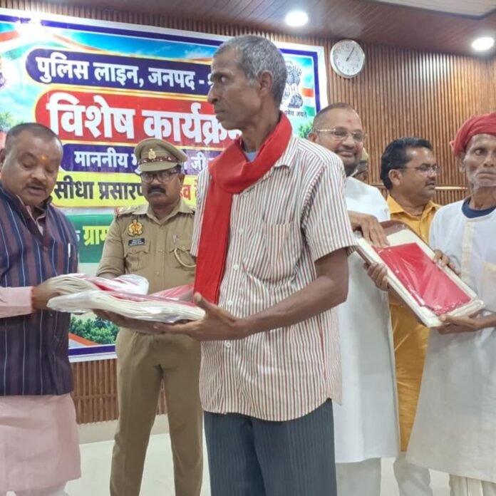 श्रावस्ती में 300 ग्राम प्रहरी सम्मानित, मानदेय 1000 रुपए बढ़ा:5 लाख तक कैशलेस इलाज भी, अधिकारी बोले- आपराधिक घटना की सूचना तत्काल पुलिस को दें