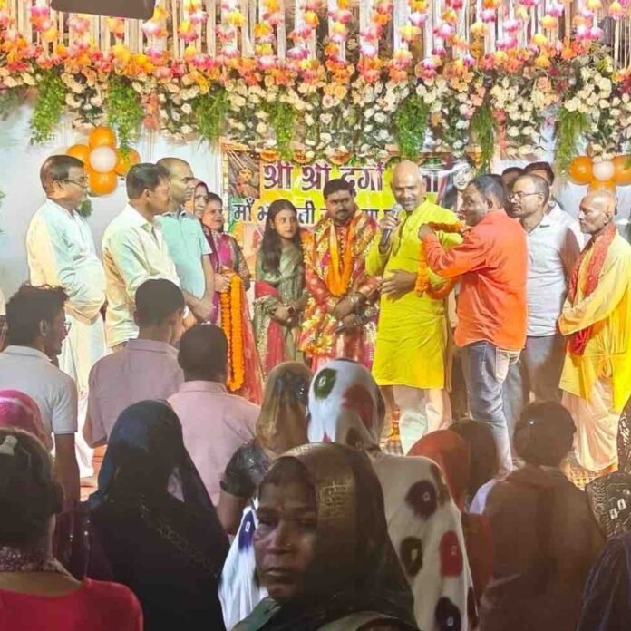 भाजपा नेता राजेश जायसवाल ने मां वैष्णो देवी जागरण में:पूजा की अंबेडकर नगर डड़वार में हुए भव्य जागरण में क्षेत्रवासियों की सुख-समृद्धि मांगी