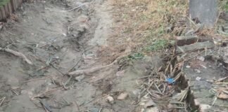 श्रावस्ती के रामपुर कटेल में रास्ता पूरी तरह क्षतिग्रस्त:खड़ंजे उखड़े, ग्रामीणों को आने-जाने में परेशानी; प्रधान ने जल्द ठीक कराने का दिया भरोसा