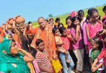 इटवा में शारदीय नवरात्रि पर निकली कलशयात्रा:दुर्गा प्रतिमा स्थापित कर कलश में भरा जल, डबरा समेत कई गांवों में भक्तिमय रहा माहौल इटवा में शारदीय नवरात्रि पर निकली कलशयात्रा:दुर्गा प्रतिमा स्थापित कर कलश में भरा जल, डबरा समेत कई गांवों में भक्तिमय रहा माहौल