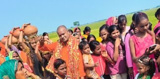 इटवा में शारदीय नवरात्रि पर निकली कलशयात्रा:दुर्गा प्रतिमा स्थापित कर कलश में भरा जल, डबरा समेत कई गांवों में भक्तिमय रहा माहौल इटवा में शारदीय नवरात्रि पर निकली कलशयात्रा:दुर्गा प्रतिमा स्थापित कर कलश में भरा जल, डबरा समेत कई गांवों में भक्तिमय रहा माहौल