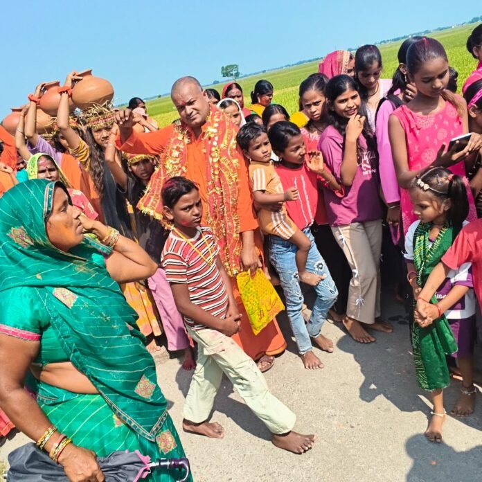 इटवा में शारदीय नवरात्रि पर निकली कलशयात्रा:दुर्गा प्रतिमा स्थापित कर कलश में भरा जल, डबरा समेत कई गांवों में भक्तिमय रहा माहौल