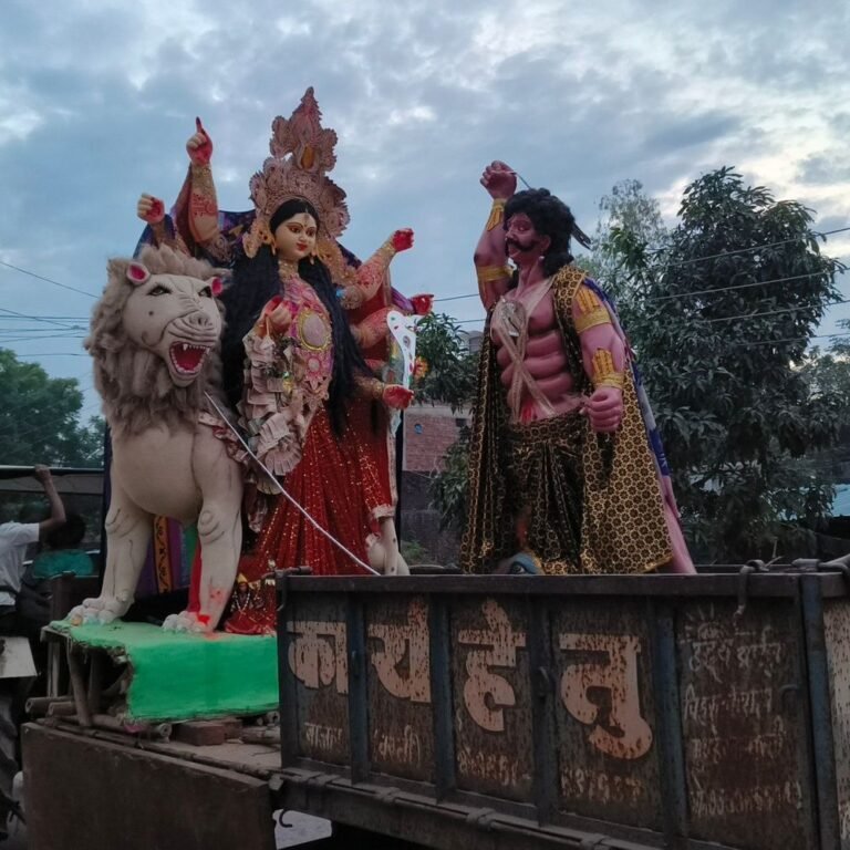 बघाड़ी से मां दुर्गा की शोभायात्रा निकली:डीजे की धुन और जयकारों के बीच श्रद्धालु ट्रैक्टर-ट्रॉली पर सजी प्रतिमा लेकर लालगंज घाट की ओर रवाना