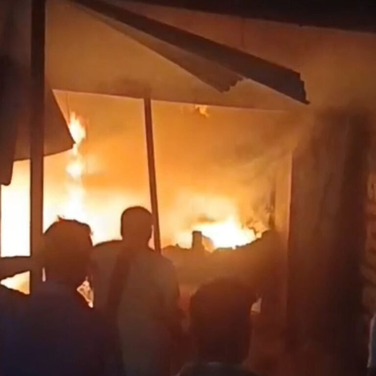 कॉस्मेटिक की दुकान में लगी आग, लाखों का सामान जलकर-राख:महराजगंज के इटहिया धाम में हादसा; ग्रामीणों ने दीये से आग लगने की जताई आशंका, कारण स्पष्ट नहीं