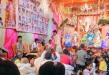 इटवा में मां भगवती जागरण का चौथा दिन:पंडालों में उमड़ रहे श्रद्धालु, गुरुवार को खुलेगी माता की आंखों की पट्टी इटवा में मां भगवती जागरण का चौथा दिन:पंडालों में उमड़ रहे श्रद्धालु, गुरुवार को खुलेगी माता की आंखों की पट्टी