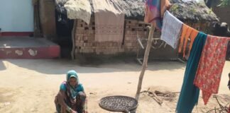 पति की मौत के बाद प्रेमा देवी ने नहीं मानी:मिट्टी के बर्तन बनाकर बनीं आत्मनिर्भर, बेटा-बहू और बेटियां भी दे रहीं साथ पति की मौत के बाद प्रेमा देवी ने नहीं मानी:मिट्टी के बर्तन बनाकर बनीं आत्मनिर्भर, बेटा-बहू और बेटियां भी दे रहीं साथ
