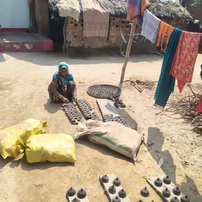 पति की मौत के बाद प्रेमा देवी ने नहीं मानी:मिट्टी के बर्तन बनाकर बनीं आत्मनिर्भर, बेटा-बहू और बेटियां भी दे रहीं साथ