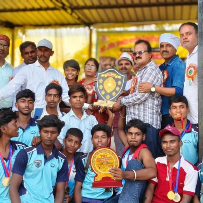 जनपदीय एथलेटिक्स में बस्ती दक्षिणी की टीम ने जीती चैंपियनशिप:17वीं माध्यमिक विद्यालयीय प्रतियोगिता में हर्रैया बना उपविजेता