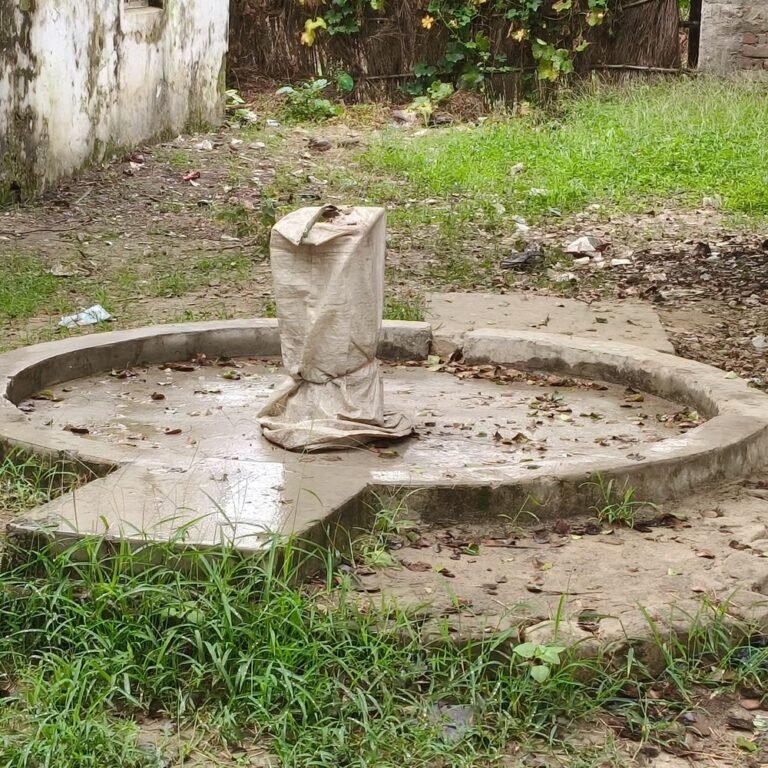 आंगनबाड़ी केंद्र का हैंडपंप एक साल से खराब:कटहरा खास में बच्चों और कार्यकर्ता को पानी के लिए भटकना पड़ रहा, शिकायतों के बाद भी मरम्मत नहीं