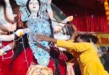 पिपरा के पंडाल में विराजीं मां दुर्गा:विधायक पुत्र अवधेश पांडेय ने नेत्र पूजन के बाद खोला पट पिपरा के पंडाल में विराजीं मां दुर्गा:विधायक पुत्र अवधेश पांडेय ने नेत्र पूजन के बाद खोला पट