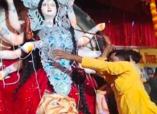 पिपरा के पंडाल में विराजीं मां दुर्गा:विधायक पुत्र अवधेश पांडेय ने नेत्र पूजन के बाद खोला पट पिपरा के पंडाल में विराजीं मां दुर्गा:विधायक पुत्र अवधेश पांडेय ने नेत्र पूजन के बाद खोला पट