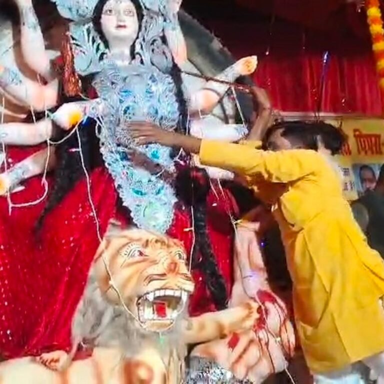 पिपरा के पंडाल में विराजीं मां दुर्गा:विधायक पुत्र अवधेश पांडेय ने नेत्र पूजन के बाद खोला पट