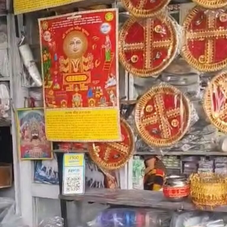 करवा चौथ की खरीदारी के लिए बाजार पहुंचे लोग:श्रावस्ती के इकौना, कटरा बाजार में सुबह से चहल-पहल; महिलाओं ने खरीदे कपड़े, करवा और पूजा सामग्री