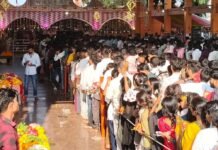 नवरात्र के पहले दिन मांलेहड़ादेवी मंदिर में उमड़ी भीड़:पांडवों की आराधना से जुड़ी मान्यता, यूपी-बिहार और नेपाल से भी आते हैं भक्त नवरात्र के पहले दिन मांलेहड़ादेवी मंदिर में उमड़ी भीड़:पांडवों की आराधना से जुड़ी मान्यता, यूपी-बिहार और नेपाल से भी आते हैं भक्त