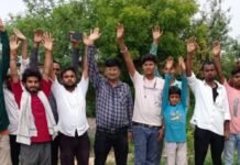 बहादुर गंज बाजार में एक हफ्ते से बिजली ठप:ट्रांसफार्मर जलने से देवी भक्तों ने सड़क जाम कर प्रदर्शन किया बहादुर गंज बाजार में एक हफ्ते से बिजली ठप:ट्रांसफार्मर जलने से देवी भक्तों ने सड़क जाम कर प्रदर्शन किया