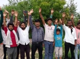 बहादुर गंज बाजार में एक हफ्ते से बिजली ठप:ट्रांसफार्मर जलने से देवी भक्तों ने सड़क जाम कर प्रदर्शन किया
