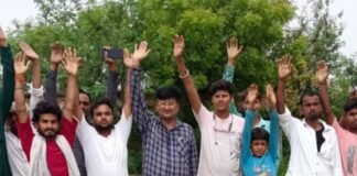 बहादुर गंज बाजार में एक हफ्ते से बिजली ठप:ट्रांसफार्मर जलने से देवी भक्तों ने सड़क जाम कर प्रदर्शन किया बहादुर गंज बाजार में एक हफ्ते से बिजली ठप:ट्रांसफार्मर जलने से देवी भक्तों ने सड़क जाम कर प्रदर्शन किया