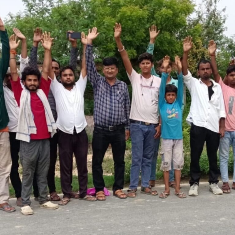 बहादुर गंज बाजार में एक हफ्ते से बिजली ठप:ट्रांसफार्मर जलने से देवी भक्तों ने सड़क जाम कर प्रदर्शन किया