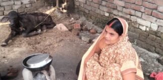 विक्रमजोत में गरीब महिला टूटे छप्पर में रहने को मजबूर:चार बच्चों के साथ पन्नी तानकर काट रही जिंदगी, प्रधान से भी नहीं मिली मदद विक्रमजोत में गरीब महिला टूटे छप्पर में रहने को मजबूर:चार बच्चों के साथ पन्नी तानकर काट रही जिंदगी, प्रधान से भी नहीं मिली मदद