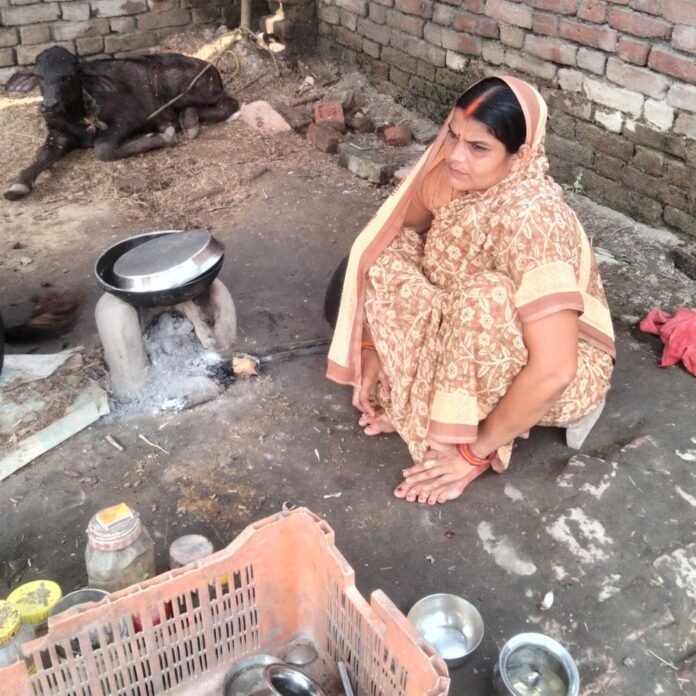 99865817-a372-43c5-9052-e5e0aecdecf9_1791518760925.jpg विक्रमजोत में गरीब महिला टूटे छप्पर में रहने को मजबूर:चार बच्चों के साथ पन्नी तानकर काट रही जिंदगी, प्रधान से भी नहीं मिली मदद