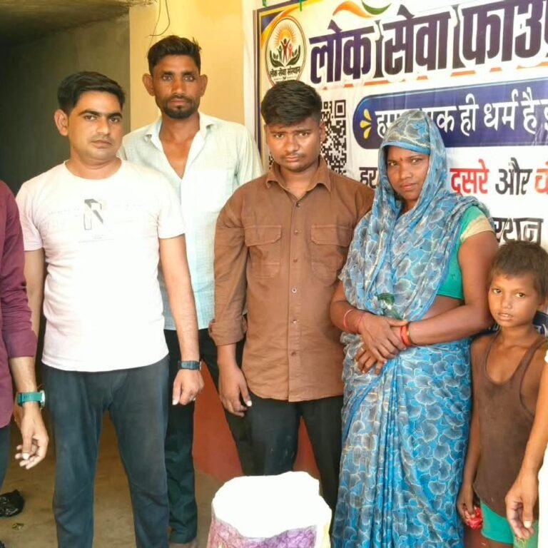 लोक सेवा फाउंडेशन ने गरीब परिवारों को राशन बांटा:दौलतपुर में चावल, दाल, तेल समेत दैनिक उपयोग की दी सामग्री