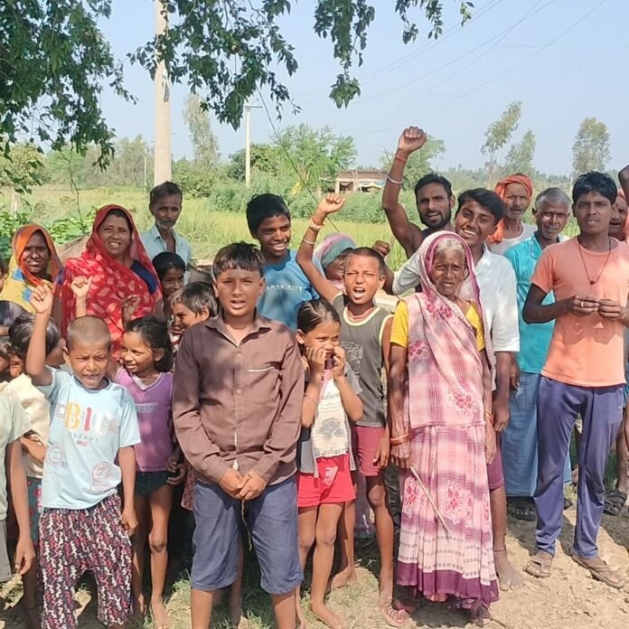 99e53a77-4d42-44ba-8ed4-7c49f8b80517_1791948640996.jpg कासिमबन कट्टी गांव में 25 दिन से बिजली सप्लाई ठप:ट्रांसफॉर्मर गिरने से ग्रामीण परेशान, विभाग को दिया दो दिन का अल्टीमेटम