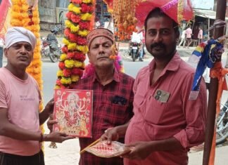 मिठौरा मार्केट में नवरात्रि से पहले भीड़ उमड़ी:पूजा-पाठ के सामान खरीदने पहुंचे लोग, कई जगहों पंडालों की सजावट अंतिम दौर में मिठौरा मार्केट में नवरात्रि से पहले भीड़ उमड़ी:पूजा-पाठ के सामान खरीदने पहुंचे लोग, कई जगहों पंडालों की सजावट अंतिम दौर में