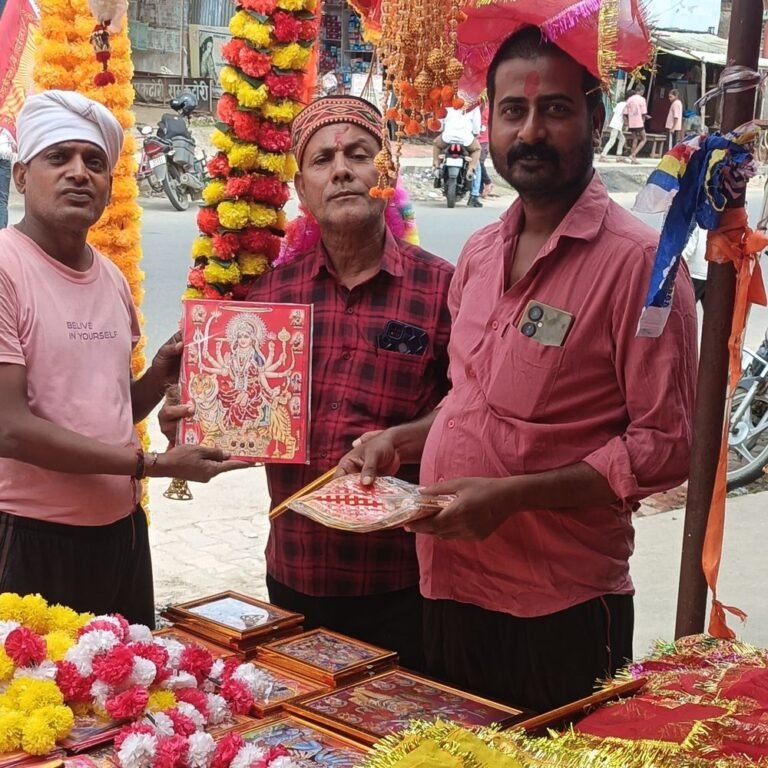 मिठौरा मार्केट में नवरात्रि से पहले भीड़ उमड़ी:पूजा-पाठ के सामान खरीदने पहुंचे लोग, कई जगहों पंडालों की सजावट अंतिम दौर में