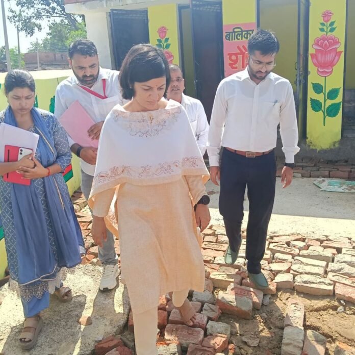 नोडल अधिकारी ने चंदन कोटिया प्राथमिक विद्यालय का निरीक्षण किया:बच्चों की पढ़ाई, मिड-डे मील और सुविधाओं की जांच, एक हफ्ते में कमियां दूर करने के निर्देश