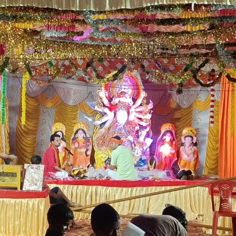 श्रावस्ती में मां दुर्गा की प्रतिमाएं स्थापित:नवशारदीय नवरात्रि की तैयारियां तेज, भक्तों में उत्साह और बाजारों में रौनक
