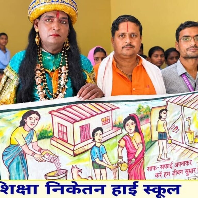 बलरामपुर में जादूगर मिस्टर इंडिया ने बच्चों को किया जागरूक:बेटी बचाओ, बाल विवाह और दहेज प्रथा जैसे मुद्दों पर दी जानकारी