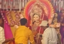 मां जगदंबा की आंखों से पट्टी हटते ही गूंजे जयकारे:अकारा में प्रधान ने दिए 25,500 रुपए, भक्तिमय हुआ माहौल मां जगदंबा की आंखों से पट्टी हटते ही गूंजे जयकारे:अकारा में प्रधान ने दिए 25,500 रुपए, भक्तिमय हुआ माहौल