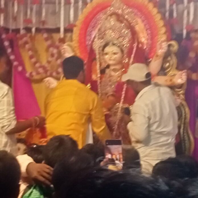 मां जगदंबा की आंखों से पट्टी हटते ही गूंजे जयकारे:अकारा में प्रधान ने दिए 25,500 रुपए, भक्तिमय हुआ माहौल