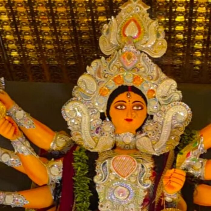 पकरैला में सजा मां दुर्गा का पंडाल:नवरात्र के तीसरे दिन भक्तों में उत्साह, दर्शन के लिए उमड़ रही भीड़